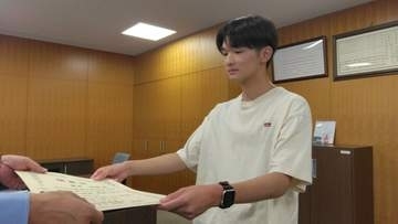【とっさの判断】「5時間くらい歩いている」夜道を歩く高齢男性を発見し、約70キロ離れた警察署まで送り届けた大学生（18）に感謝状【岡山】