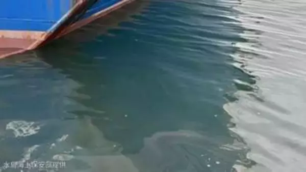 貨物船の給油中に燃料（A重油）が甲板にあふれ出し、一部が海に流れ出す→原因は燃料タンクの容量を超える給油によりタンクのエアー抜きから重油が船外へ流出か　玉島ハーバーアイランド沖【瀬戸内海】