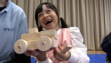 「木の匂いがする」ヒノキの良さを感じて！幼稚園で高校生と園児が「木のおもちゃづくり」体験会【岡山】