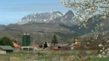 雪残る大山望む蒜山高原で自転車道の清掃　本格的なサイクリングシーズン前に【岡山・真庭市】