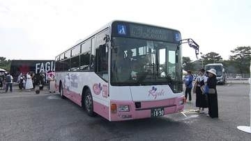 海の日に「港のマルシェ」 新岡山港で家族連れ賑わう　ハローキティのバスもお披露目