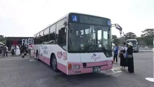 海の日に「港のマルシェ」 新岡山港で家族連れ賑わう　ハローキティのバスもお披露目