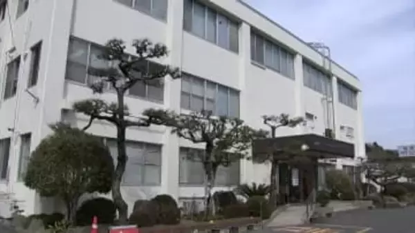 消火活動中の男性消防士が倒れてきた木と建物の壁に腰を挟まれてけが　風神社が全焼【岡山】