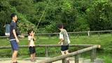 「夏休みも残りわずか　岡山県北の避暑地「塩釜の冷泉」では家族連れらが夏の最後の思い出を【岡山】」の画像1