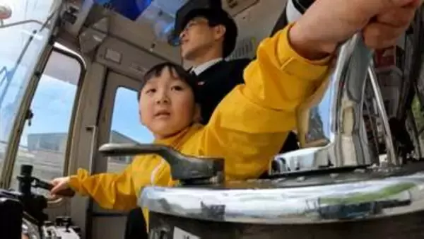 子ども達が路面電車の運転体験に挑戦「電車の運転士になりきれた」【岡山】