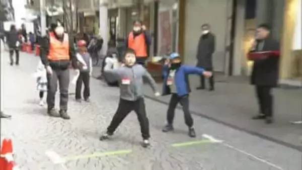 手づくりの紙飛行機で飛距離を競う “紙ヒコーキ1グランプリ” 日本で初めて空を飛んだ浮田幸吉ゆかりの表町商店街で開催【岡山】