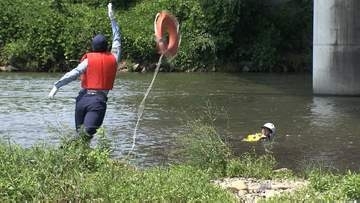 川遊びをしていた男性2人が流された想定で水難救助訓練　岡山県警と岡山河川事務所