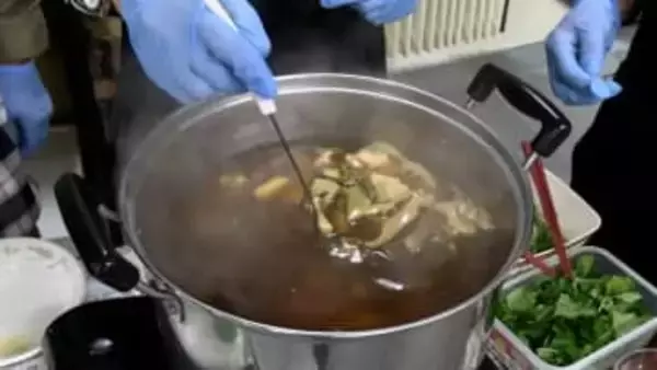 【全国雑煮サミット】山菜入りで具だくさんな「北海道風」餡入り餅が特徴の「香川風」など食べ比べ【岡山】