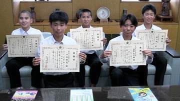 【お手柄中学生】警報機が鳴る踏切内で立ち往生した高齢女性の車が...陸上部の５人が“とっさの判断”と“連携プレー”で救出【岡山】