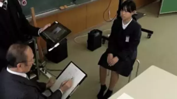 洋画家、池田清明さんが母校の小学校でコンクールの表彰式　池田さんが描く受賞者の似顔絵が恒例【岡山】