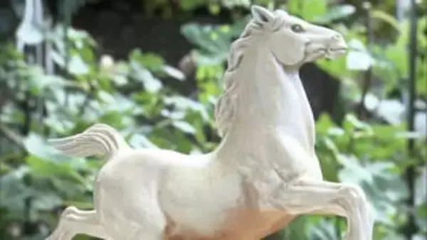 「白備前」木村玉舟さん　来年の干支「丙午」軽やかに駆ける馬の躍動感を表現【岡山】