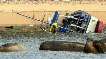 「横転したプレジャーボート」岡山県瀬戸内市牛窓沖で釣りの帰りに岩場に乗り上げる　80歳男性を救助【瀬戸内海】