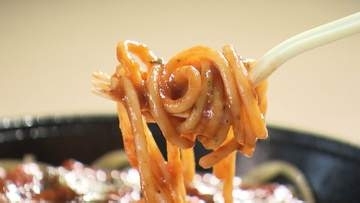 「甘みのある濃厚なソースとボリュームのある太麺を」中四国9県のローソンで「スパゲッツダンディ監修ミートソース」販売が始まる