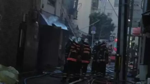 高松市瓦町の居酒屋で火災　消防が活動中　86歳の男性を救急搬送　隣のビルにも延焼【香川】