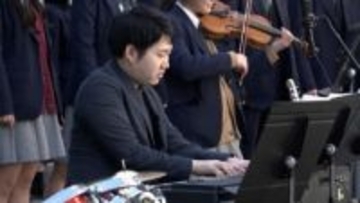 ブザンソン国際若手指揮者コンクールで優勝した米田覚士さんが母校・岡山城東の恩師の指揮で校歌を伴奏「手がなじんでいるというか、10年ぶりでしたけど」