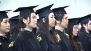 独特のグースステップで学士候補生の証 “キャップ・アンド・ガウン” 授与式　ノートルダム清心女子大学【岡山】