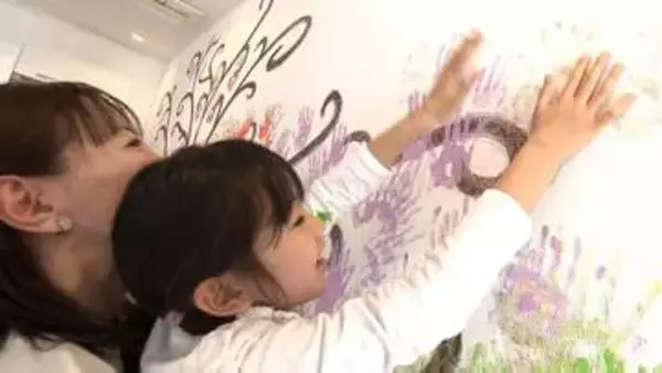 「住宅展示場の真っ白なクロスに子どもたちが自由にお絵描き　閉場するモデルハウスでアートイベント【岡山】」の画像