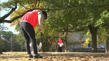 丸亀城でごみ拾い　香川県遊技業協同組合が社会貢献活動の一環　100人が参加