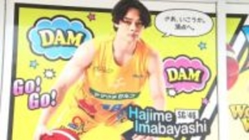 「ぱっと目を引くデザイン」香川ファイブアローズの選手の写真でラッピングしたコンビニエンスストア登場