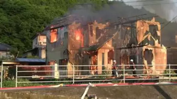【続報】「屋根まで炎が見える」木造2階建ての住宅2棟  約300㎡が全焼【岡山】