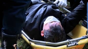 紅葉シーズンに合わせ...登山者の遭難に備え警察が山岳救助訓練　応急処置や搬送の手順を確認【岡山・新庄村】