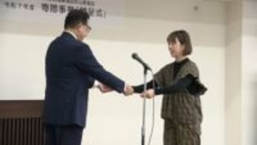 老人ホームや保育園に車や子ども用のおもちゃ、助成金などを贈呈　生命保険協会岡山県協会