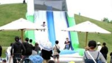 【連休最終日】国営讃岐まんのう公園は大にぎわい　約8,000本の花と落差9mの滝との競演を楽しんで【香川】