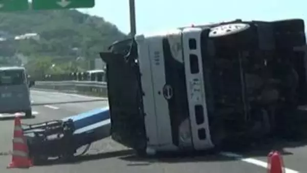高所作業車が2車線をふさぐかたちで横転...高松道の坂出JCT付近下り→午後5時10分に高松檀紙IC～坂出JCT間の通行止め解除【香川】