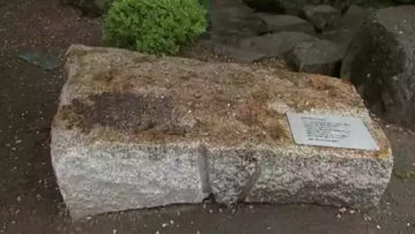 大阪・関西万博で世界中の人たちが腰かけた万成石のベンチ　小学校に寄贈され里帰り　今後は地域と学校のシンボルに【岡山】