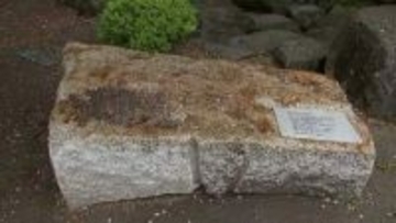 大阪・関西万博で世界中の人たちが腰かけた万成石のベンチ　小学校に寄贈され里帰り　今後は地域と学校のシンボルに【岡山】