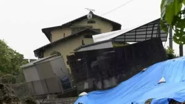 「びっくり仰天…」物置きが傾き駐車場のコンクリートがめくれ上がる　のり面と道路が崩落【岡山・早島町】