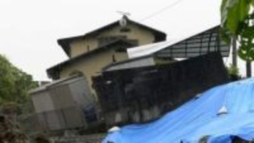 「びっくり仰天…」物置きが傾き駐車場のコンクリートがめくれ上がる　のり面と道路が崩落【岡山・早島町】