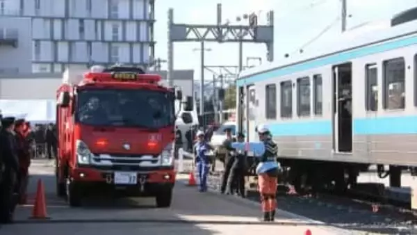 JR四国が事故対応訓練　踏切事故で列車が脱線した想定　JR社員と警察や消防などから約220人が参加【香川】