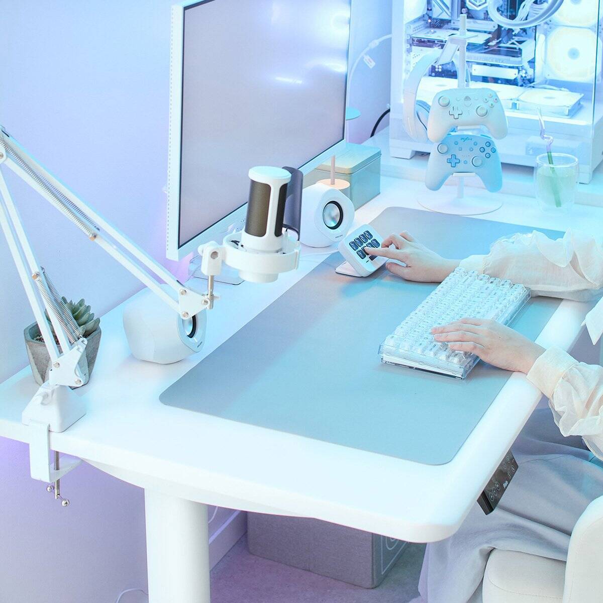 Pixioからブランド初のゲーミングデスクが登場！電動昇降対応、なめらかなフォルムで空間に溶け込むデザイン