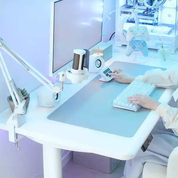 「Pixioからブランド初のゲーミングデスクが登場！電動昇降対応、なめらかなフォルムで空間に溶け込むデザイン」の画像