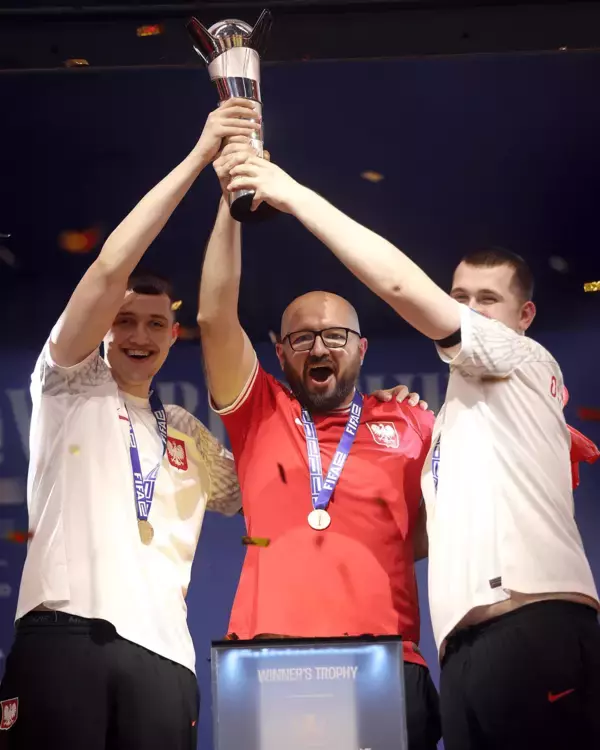 「「FIFAe World Cup 2025」のモバイル部門でタイ、家庭用ゲーム機部門でポーランドが初の世界王者に決定！」の画像