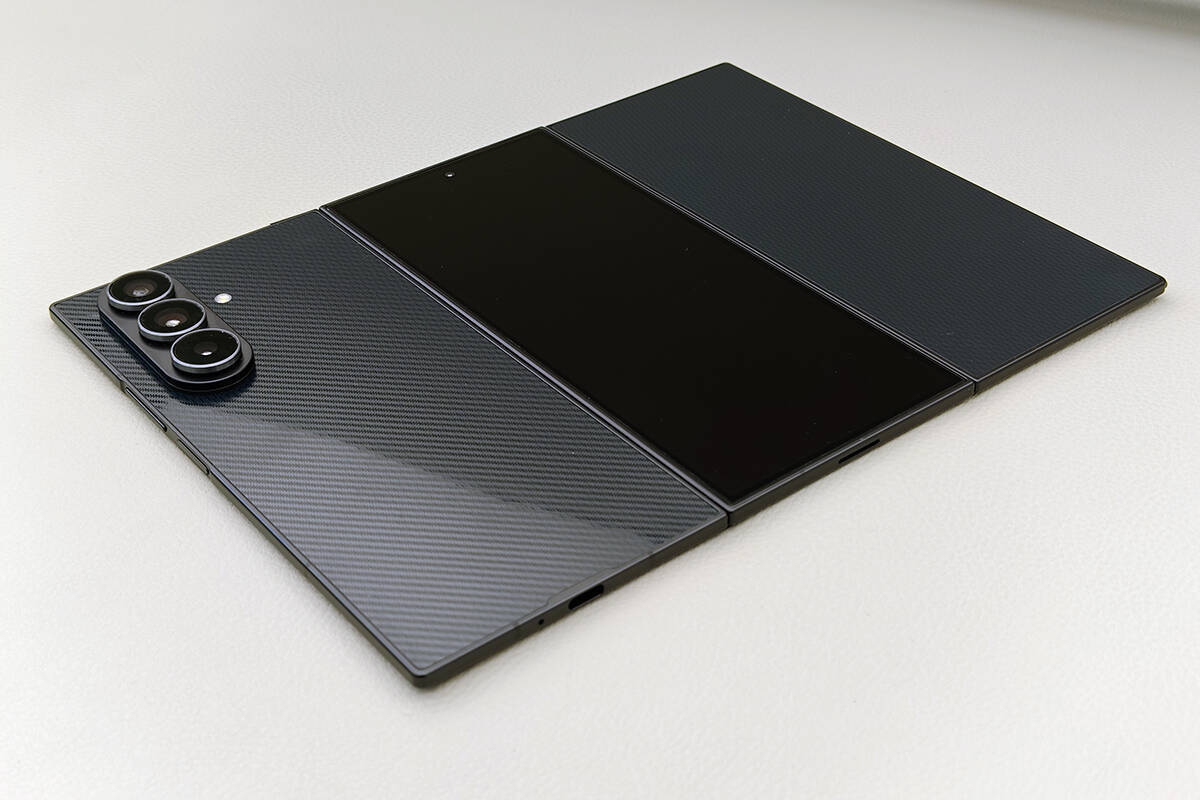 サムスンからもついに登場！世界初の“G型”三つ折りスマホ「Galaxy Z TriFold」を実機レビュー