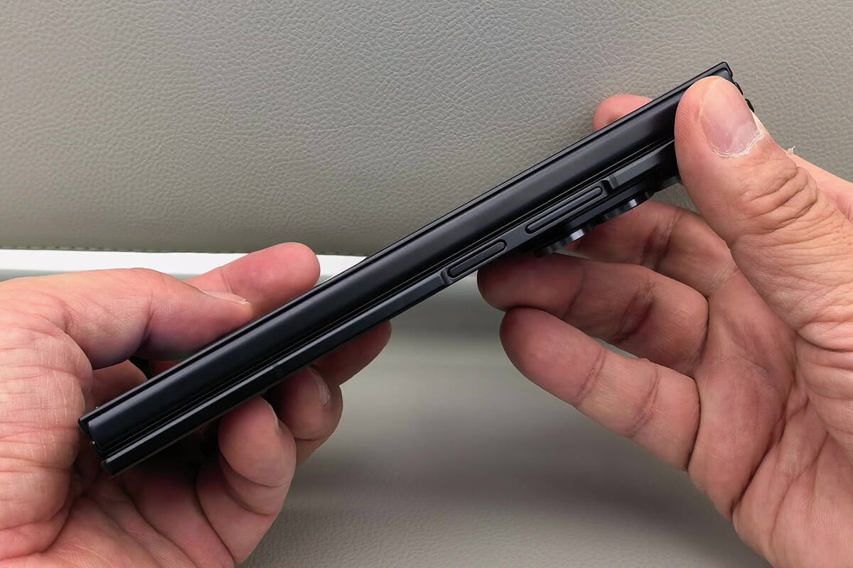 サムスンからもついに登場！世界初の“G型”三つ折りスマホ「Galaxy Z TriFold」を実機レビュー