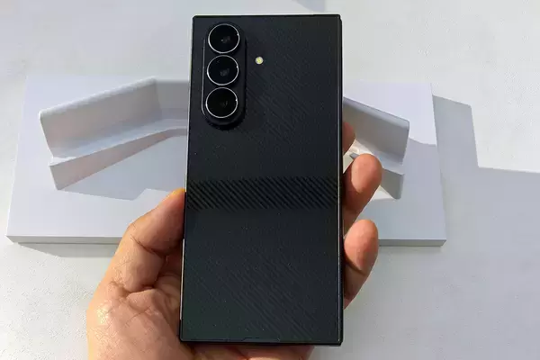 「サムスンからもついに登場！世界初の“G型”三つ折りスマホ「Galaxy Z TriFold」を実機レビュー」の画像