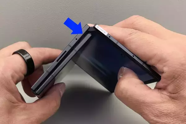 「サムスンからもついに登場！世界初の“G型”三つ折りスマホ「Galaxy Z TriFold」を実機レビュー」の画像