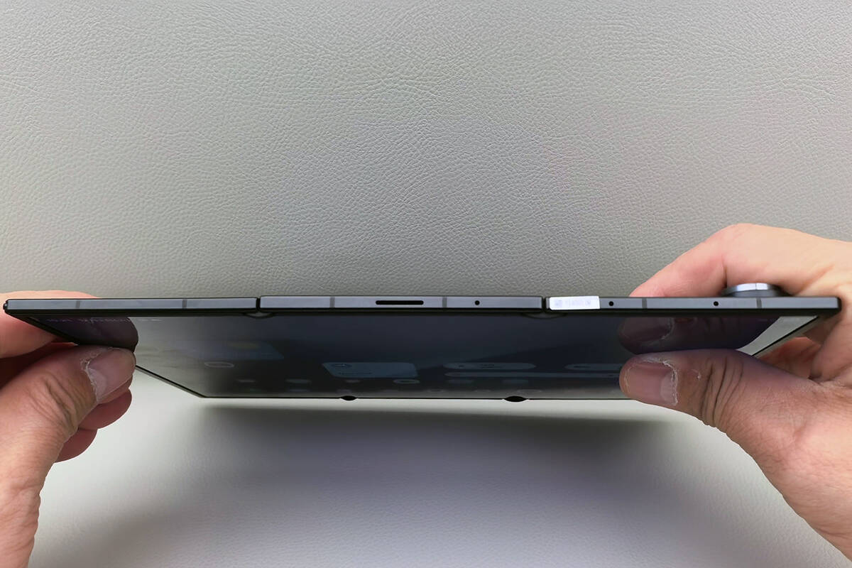 サムスンからもついに登場！世界初の“G型”三つ折りスマホ「Galaxy Z TriFold」を実機レビュー