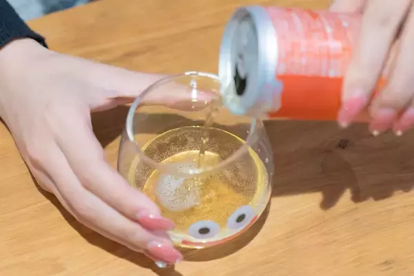 「10月28日発売、冬のリンゴ香る「レッドブル・エナジードリンクウィンターエディション」をレビュー！ホリデー気分を一足先に感じてみた」の画像