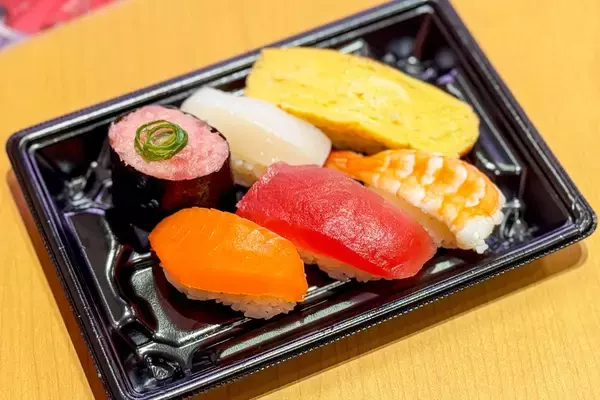 「スシロー×さくらみこコラボを先行レビュー！限定ピックやランチョンマット＆箸をゲットしよう」の画像