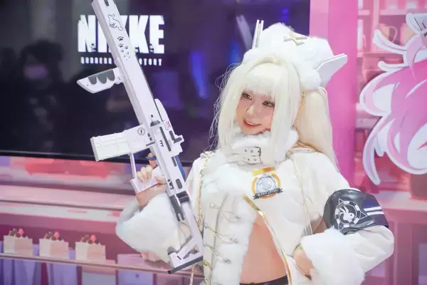 「【TGS2026】「勝利の女神：NIKKE」ブースをフォトレポート！グッズや美麗コスプレイヤーたちで大盛況」の画像