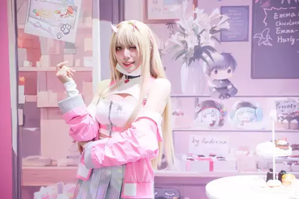 「【TGS2026】「勝利の女神：NIKKE」ブースをフォトレポート！グッズや美麗コスプレイヤーたちで大盛況」の画像