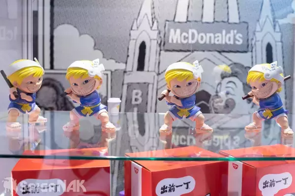 「【ACGHK 2026】「日清 トイキューブ」「日清 ボーカロイド」ブースレポート！リメイクされた出前坊やに大人気のピアプロキャラクターズなど」の画像