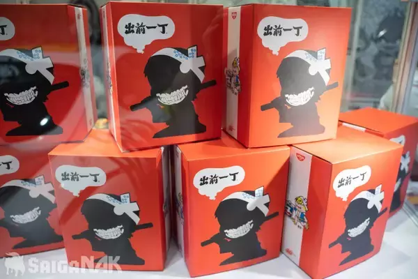 「【ACGHK 2026】「日清 トイキューブ」「日清 ボーカロイド」ブースレポート！リメイクされた出前坊やに大人気のピアプロキャラクターズなど」の画像
