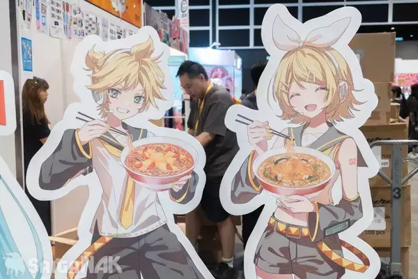 「【ACGHK 2026】「日清 トイキューブ」「日清 ボーカロイド」ブースレポート！リメイクされた出前坊やに大人気のピアプロキャラクターズなど」の画像