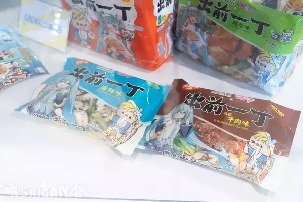 「【ACGHK 2026】「日清 トイキューブ」「日清 ボーカロイド」ブースレポート！リメイクされた出前坊やに大人気のピアプロキャラクターズなど」の画像