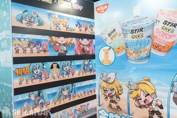 「【ACGHK 2026】「日清 トイキューブ」「日清 ボーカロイド」ブースレポート！リメイクされた出前坊やに大人気のピアプロキャラクターズなど」の画像